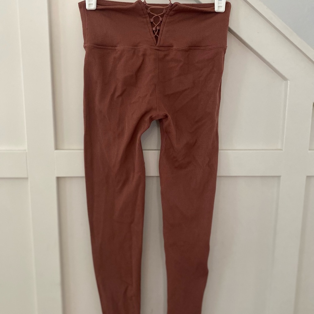 High-Waisted Ribbed Leggings - Picture 3 of 5